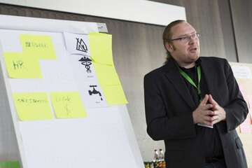 Bruno Vandemeulebroecke hält einen Vortrag