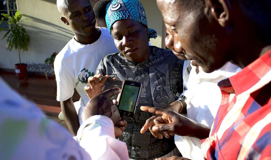 Spenden für Simbabwe - Bild: Die App "Kurima Mari" fasziniert und hilft Kleinbäuerinnen und Kleinbauern in Simbabwe.