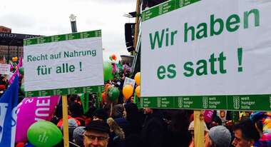 Aktivisten mit Schildern bei der Demo in Belrin