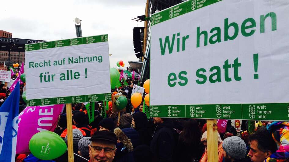 Aktivisten mit Schildern bei der Demo in Belrin