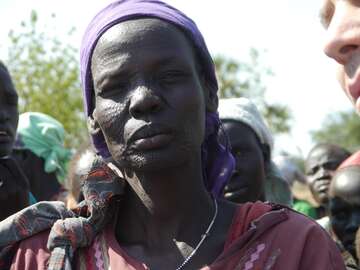 Elizabeth guckt ernst in die Kamera