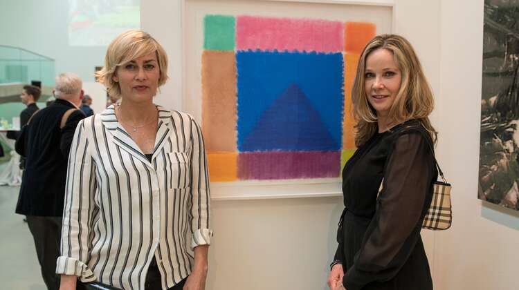 Gesine Cukrowski, Schauspielerin und Kuratoriumsmitglied Welthungerhilfe und Schauspielerin Ann-Kathrin Kramer vor einem Kunstwerk von Heinz Mack, das für 35.000 Euro versteigert worden ist.