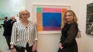 Gesine Cukrowski, Schauspielerin und Kuratoriumsmitglied Welthungerhilfe und Schauspielerin Ann-Kathrin Kramer vor einem Kunstwerk von Heinz Mack, das für 35.000 Euro versteigert worden ist.