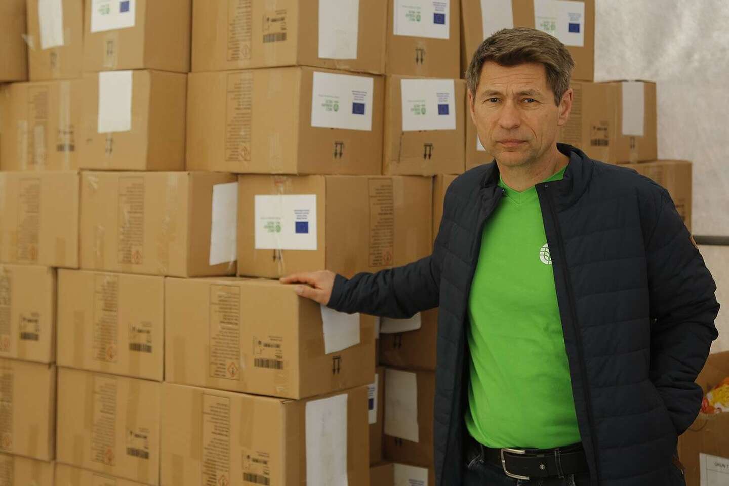 Generalsekretär Mathias Mogge in einem Lagerhaus in Diyarbakir, wo Lebensmittelpakete lagern.