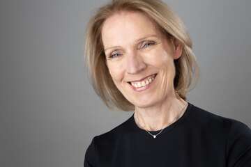 Porträtfoto von Dr. Annette Niederfranke. Sie lächelt in die Kamera.