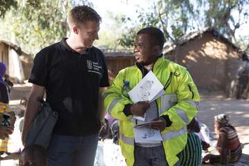 Johannes Kaltenbach, Landesdirektor der Welthungerhilfe in Malawi, im Gespräch mit Field officer Percy Chiphanda. © Rosenthal