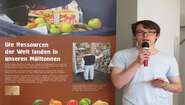 Ein Schüler hält ein Vortrag vor der Wanderausstellung.