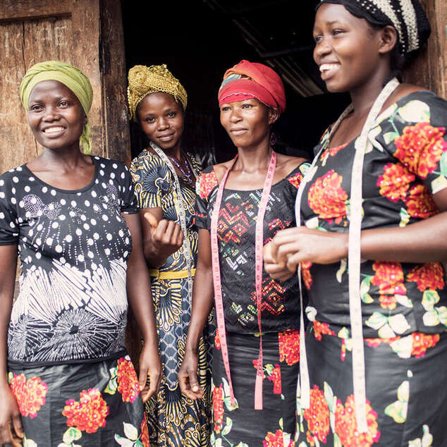 Vier Frauen mit Näh-Utensilien in der DR Kongo