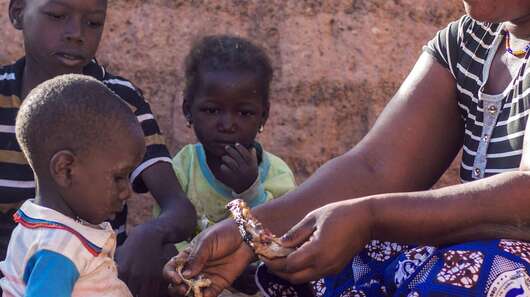 Eine Frau füttert ihr Kleinkind.