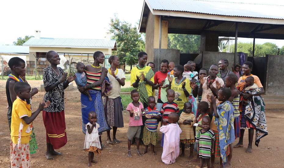 Frauen mit ihren Kindern vor einem Krankenhaus in der Karamoja-Region in Uganda.