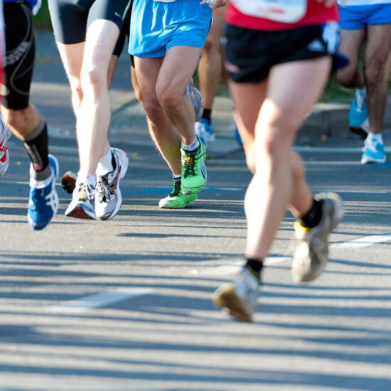 Anlassspende zur Sportaktion: Menschen in Sportkleidung bei einem Spendenlauf