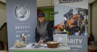 Springreiterin Meredith Michaels Beerbaum gibt beim "Horses & Dreams 2018" Autogramme am Stand der Welthungerhilfe.