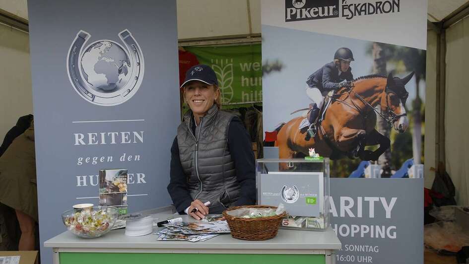 Springreiterin Meredith Michaels Beerbaum gibt beim "Horses & Dreams 2018" Autogramme am Stand der Welthungerhilfe.
