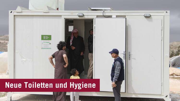 2019-img_3476-retusche-fluechtlinge-toiletten-syrien-whh-jesscica-kuehnle.jpg Flüchtlinge stehen vor neuem Toilettenhaus, Syrien.