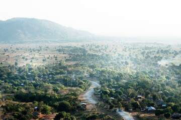 Landschaft in Malawi mit Häusern, Bäumen und Feldern