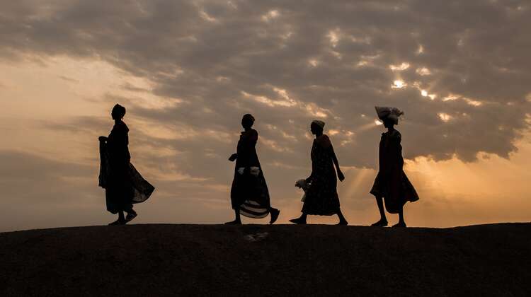 Die Silhouetten einer Gruppe von Müttern im Flüchtlingscamp in Bentiu, Südsudan