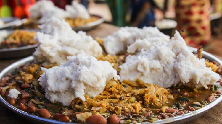 Ein Teller voll mit Bohnen, Kohl und Maniok.