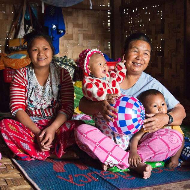 Familie sitzt in einer Hütte