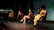 Joyce Queeglay-Pajibo, Bettina Iseli, Florian Gregorzyk, Geraldine de Bastion und Totinia Hörner bei einem Panel auf der Bühne