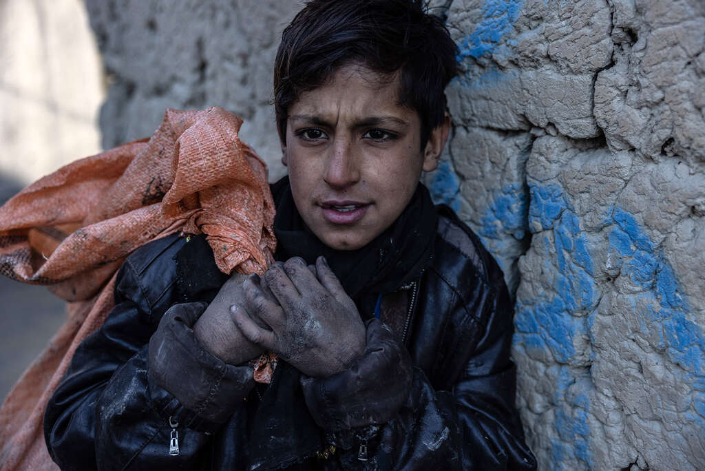 Afghanistan: Noor, 10, ist der älteste Sohn von Zahra. Er ist der einzige Geldverdiener in der Familie. Täglich sammelt er Metallreste, die er dann verkauft; und Plastik, das die Familie zum Heizen und Kochen verwendet.