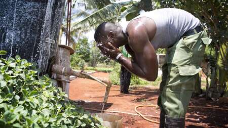 Mann wäscht sich das Gesicht
