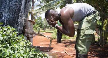 Mann wäscht sich das Gesicht