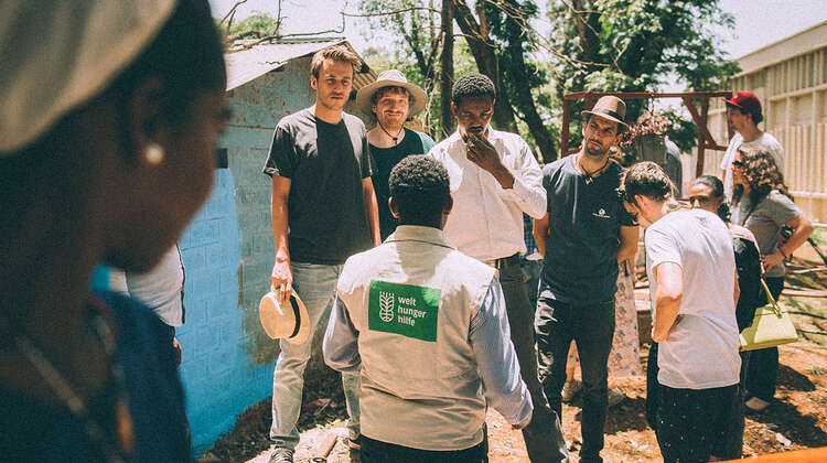 Auf dem Krankenhaus-Gelände: Biogas für die Krankenhausküche. © Christoph Köstlin Clueso auf dem Krankenhaus-Gelände und die beiden Teshomes © Christoph Köstlin