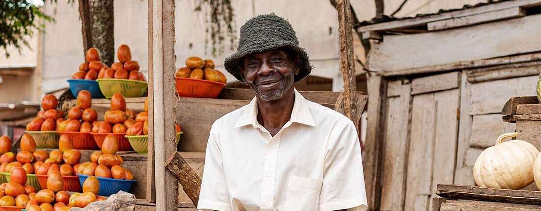 Dem Hunger trotzen: Ein Mann in Uganda bietet seine Ware auf einem Markt an.