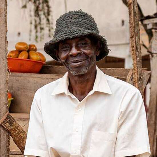 Dem Hunger trotzen: Ein Mann in Uganda bietet seine Ware auf einem Markt an.