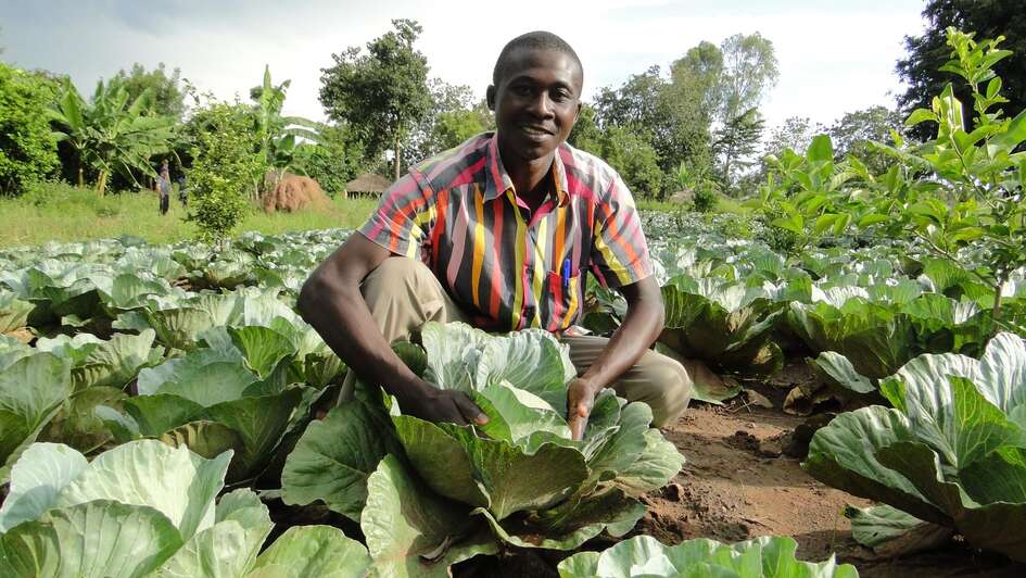 Ein Bauer präsentiert seine Erzeugnisse