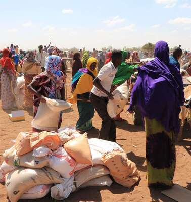 Dürre in Somaliland: Menschen warten auf trockenem Boden auf Nahrungsmittelverteilung.