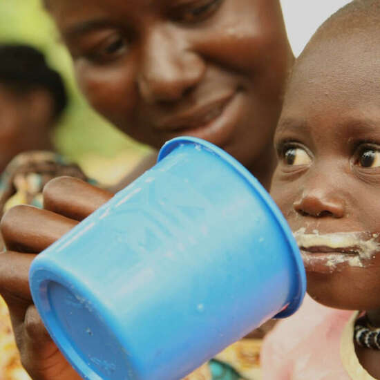 Eine Mutter füttert ihr Kind, Mali, 2008. 