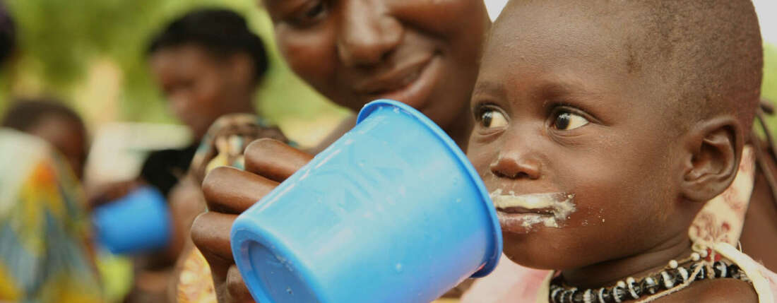 Eine Mutter füttert ihr Kind, Mali, 2008. 