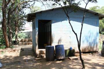 Krankenhauslatrine mit vier Toiletten 