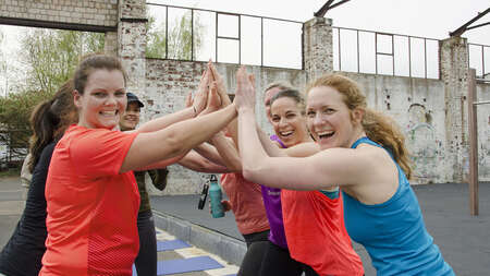 Sportlerinnen klatschen ein