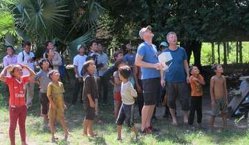 Die Drohne ist die Hauptattraktion des Filmteams.