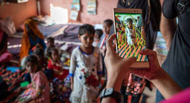 Vermessen eines Kindes mit dem Child Growth Monitor