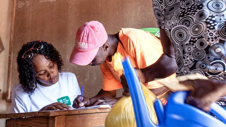 Kleinbauern unterschreiben den Erhalt ihres Saatguts