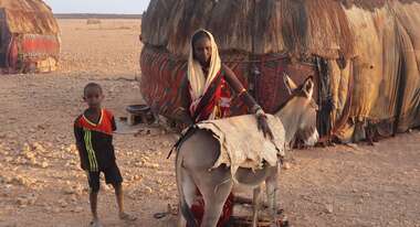 Dürre in Kenia: Eine Frau mit einem Esel und einem Jungen in Marsabit, Kenia.