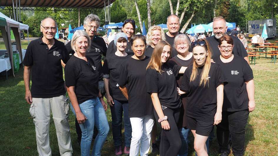 Aktionsgruppe Hungerhilfe in Pegnitz e.V. - Gruppenbild mit schwarzen Welthungerhilfe T-Shirts