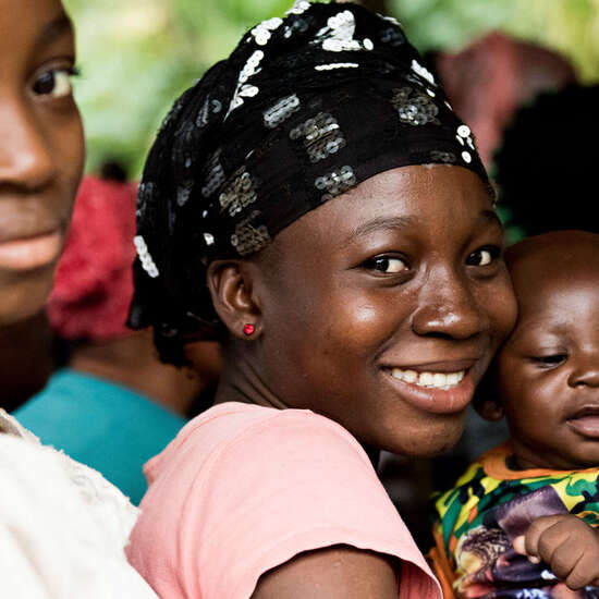 Ein Baby und zwei Frauen, Sierra Leone.