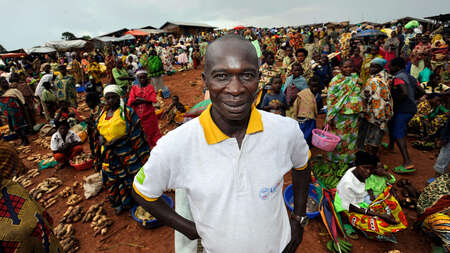 Sicherheitschef der Welthungerhilfe auf Markplatz in der DR. Kongo