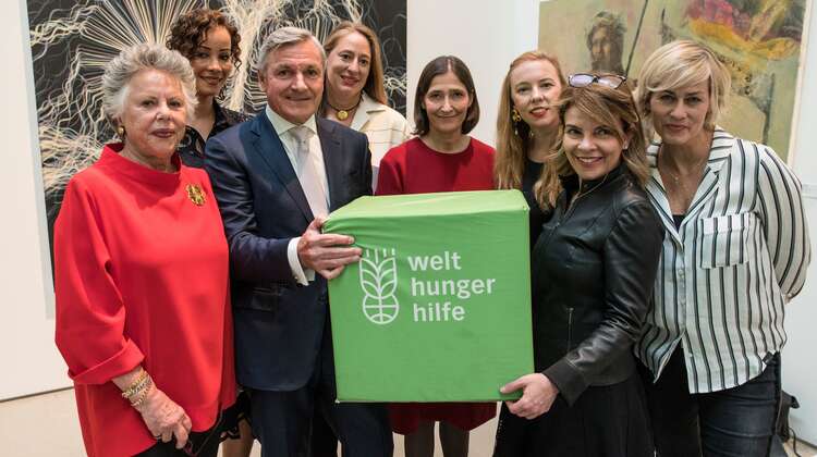 Sabine Langen-Crasemann, Inhaberin Langen-Foundation, Prinzessin Johanna von Coburg, Hajo Riesenbeck, Sprecher des Freundeskreis Düsseldorf der Welthungerhilfe, Karla Zerressen, Geschäftsführung Langen-Foundation, Dr. Susanne Gaensheimer, Künstlerische Direktorin der Kunstsammlung Nordrhein-Westfalen, Leoni Spiekermann, Veranstalterin und Geschäftsführerin ARTGATE Consulting, Caroline Lang, Auktionatorin und Chairman Sotheby’s Schweiz, Gesine Cukrowski, Schauspielerin und Kuratoriumsmitglied Welthungerhilfe