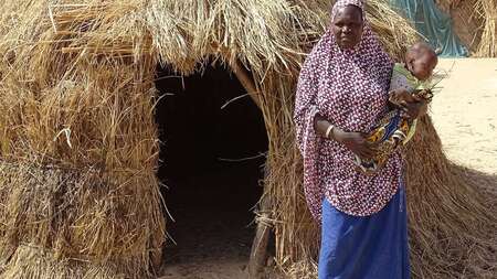 Frau mit Baby auf dem Arm