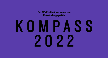 In schwarzem Text auf violettem Hintergrund steht: Zur Wirklichkeit der deutschen Entwicklungspolitik. Kompass 2022