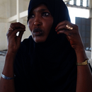 Eine Frau sitzt im auf dem Boden einer großen Halle, Äthiopien 2022.