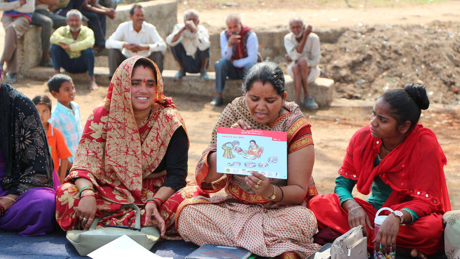 Frauen mit Schaubildern zum Thema Ernährungsberatung