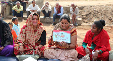 Frauen mit Schaubildern zum Thema Ernährungsberatung