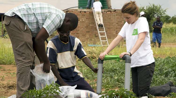 Anne-Catrin Hummel und die Projektleiter bauen eine Verindung zu dem Brunnenwasser