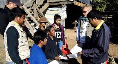 Ry Sarun diskutiert in einem Kreis von Menschen